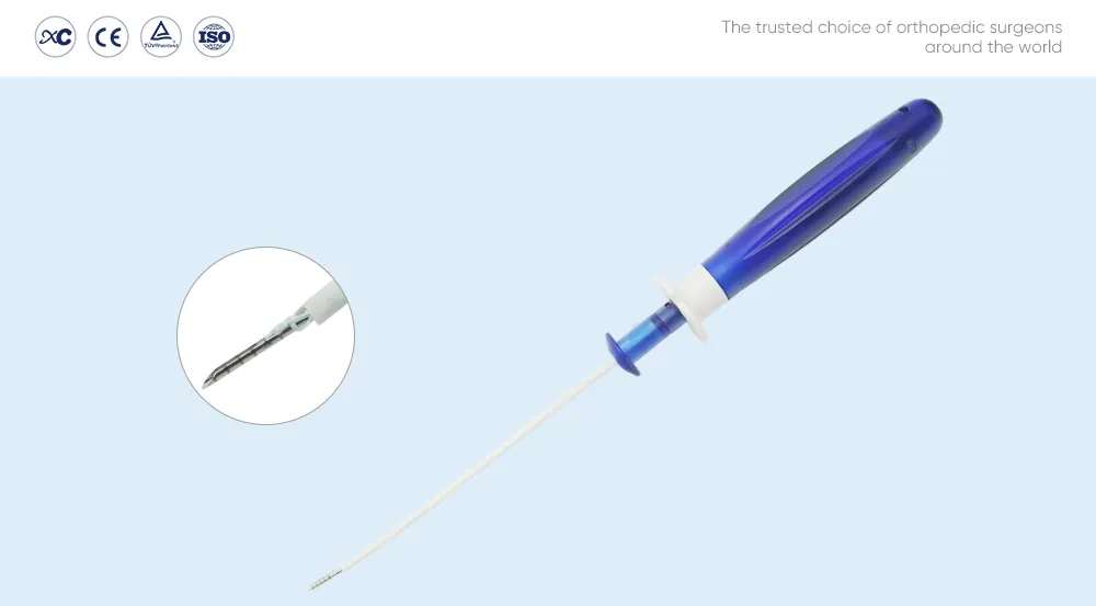Dispositivo de sutura meniscal port&aacute;til con mango ergon&oacute;mico azul y primer plano de la punta de la aguja